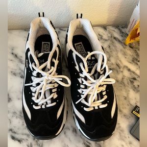 Skechers sport D'lite black and white 9.5 sneakers